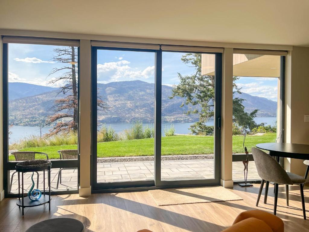 Kelowfornia Lakeview Retreat - King Room Met Uitzicht Op Het Meer
