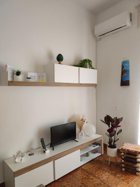 A television and/or entertainment centre at The way home Apartment