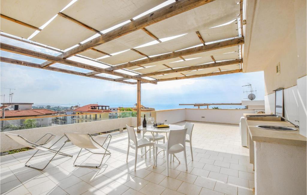 Balkón alebo terasa v ubytovaní Cozy Home In Marina Di Ragusa With Wifi