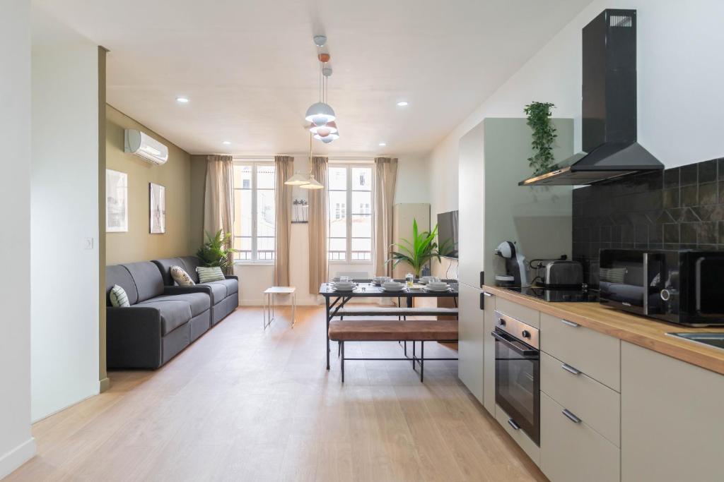 une cuisine et un salon avec un canapé et une table dans l'établissement Vieux-Port Gare St Charles le Massilia, à Marseille