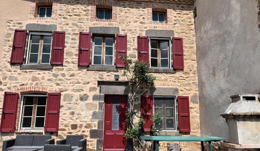 Το κτήριο όπου στεγάζεται  η παραθεριστική κατοικία