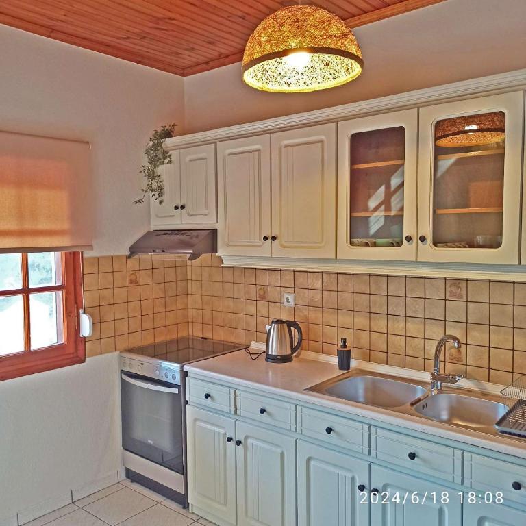 Kuchyň nebo kuchyňský kout v ubytování Geothan's House