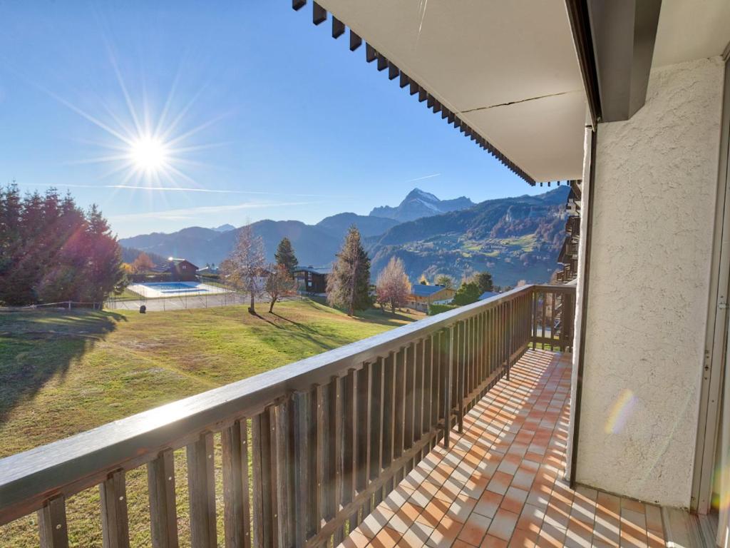 un balcon avec vue sur les montagnes dans l'établissement Appartement cosy à Notre-Dame-de-Bellecombe, piscine, skis aux pieds - FR-1-505-74, à Notre-Dame-de-Bellecombe