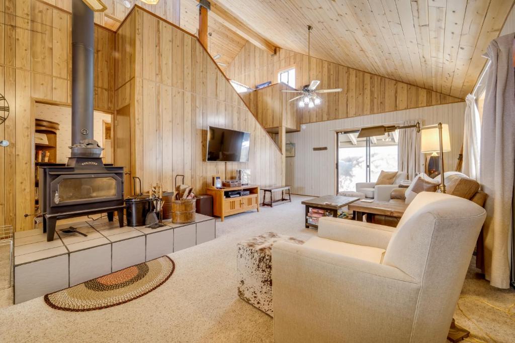 Soda Springs Cabin 6 Mi to Sugar Bowl Resort!, Soda Springs (updated