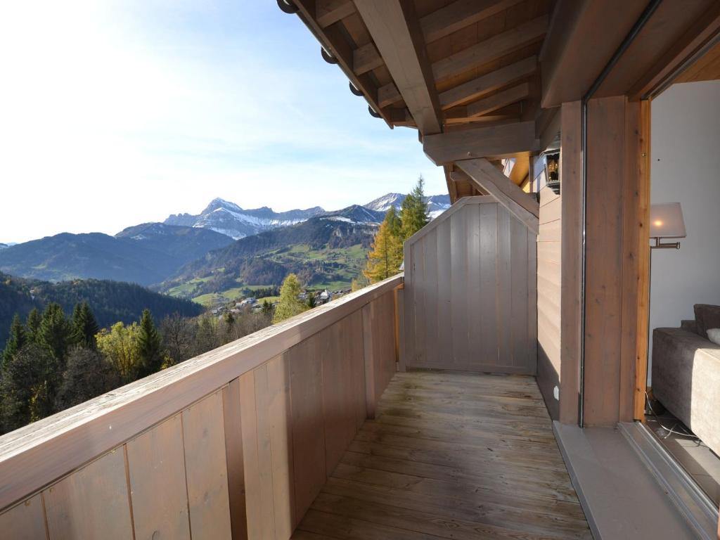 Elle comprend un balcon offrant une vue sur les montagnes. dans l'établissement Appartement chaleureux avec balcon et parking privatif - FR-1-505-116, à Notre-Dame-de-Bellecombe