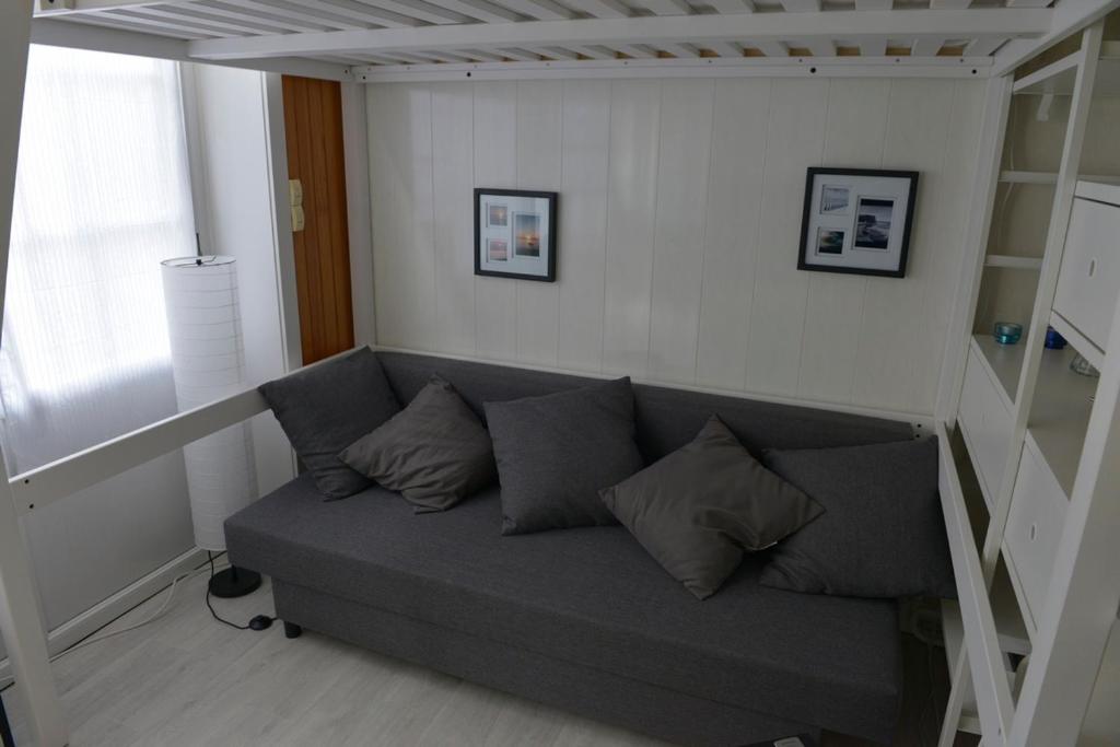 - un salon avec un canapé gris dans l'établissement studio, à Berck-sur-Mer