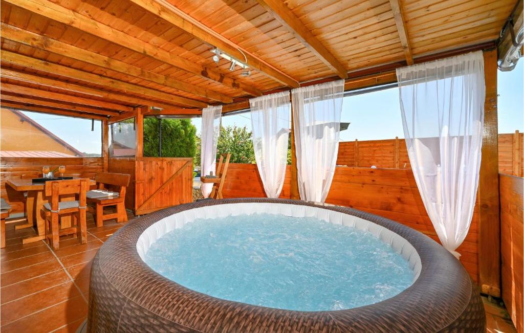 Nice Home In Falinic Breg With Jacuzzi - Holiday Home Home Met Drie Slaapkamers