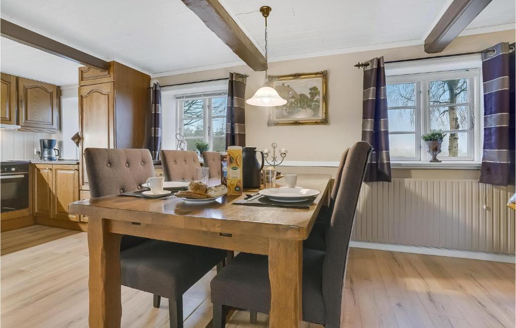 Kuchyň nebo kuchyňský kout v ubytování Beautiful Apartment In Højer With Wifi