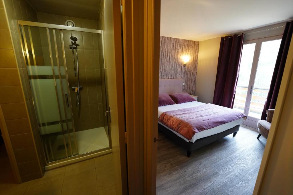 Koupelna v ubytování Logis Hôtel Le Griou
