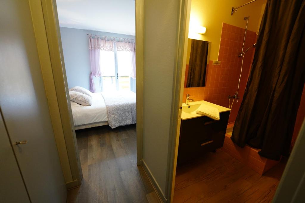 Postel nebo postele na pokoji v ubytování Logis Hôtel Le Griou