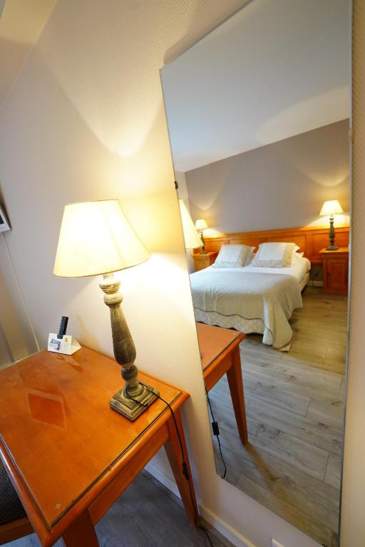 Postel nebo postele na pokoji v ubytování Logis Hôtel Le Griou