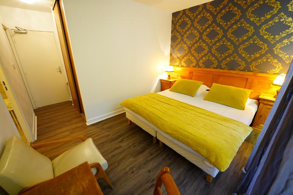Postel nebo postele na pokoji v ubytování Logis Hôtel Le Griou