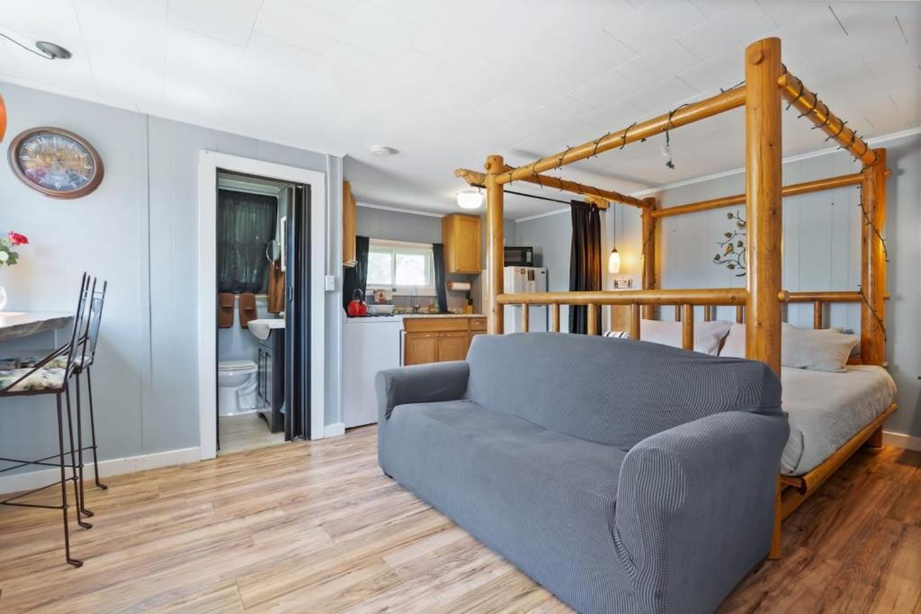 ein Wohnzimmer mit einer Couch und einem Bett in der Unterkunft Heart of the White Mountains Cottage w Hot Tub #3 in Carroll