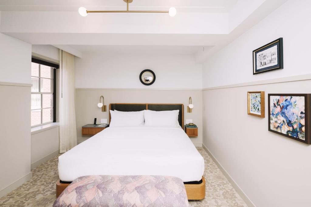 Postel nebo postele na pokoji v ubytování Hotel Heron Old Town Alexandria