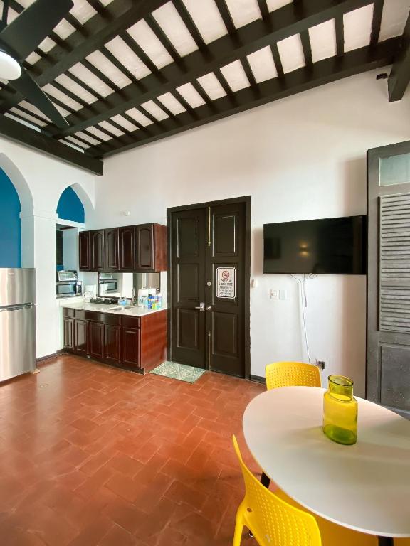 Just Remodeled Studio in Colonial OSJ UNIQUE Location LOCAL experience tesisinde mutfak veya mini mutfak