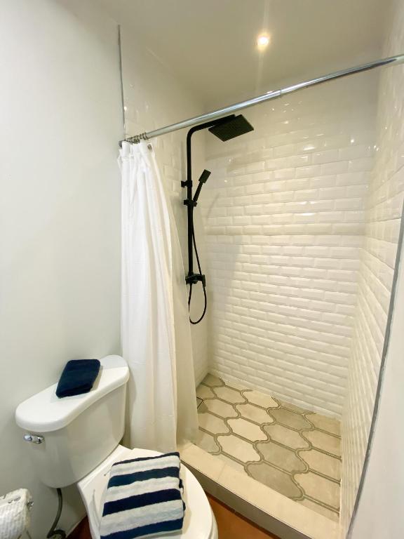 Just Remodeled Studio in Colonial OSJ UNIQUE Location LOCAL experience tesisinde bir banyo