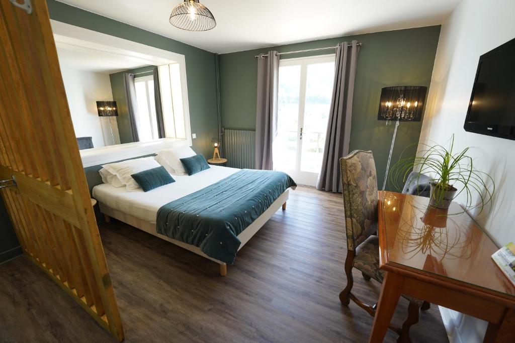 Postel nebo postele na pokoji v ubytování Logis Hôtel Le Griou