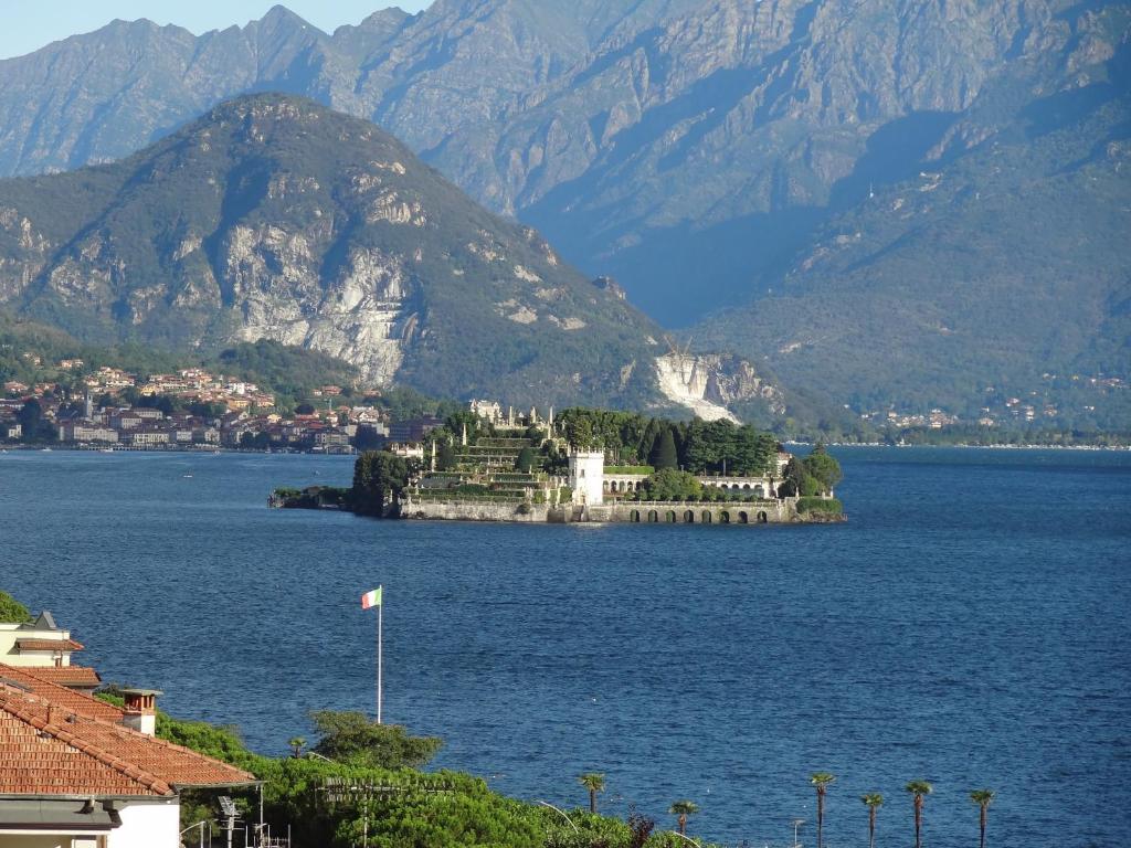 eine Insel inmitten eines großen Wasserkörpers in der Unterkunft Vista Lago in Stresa