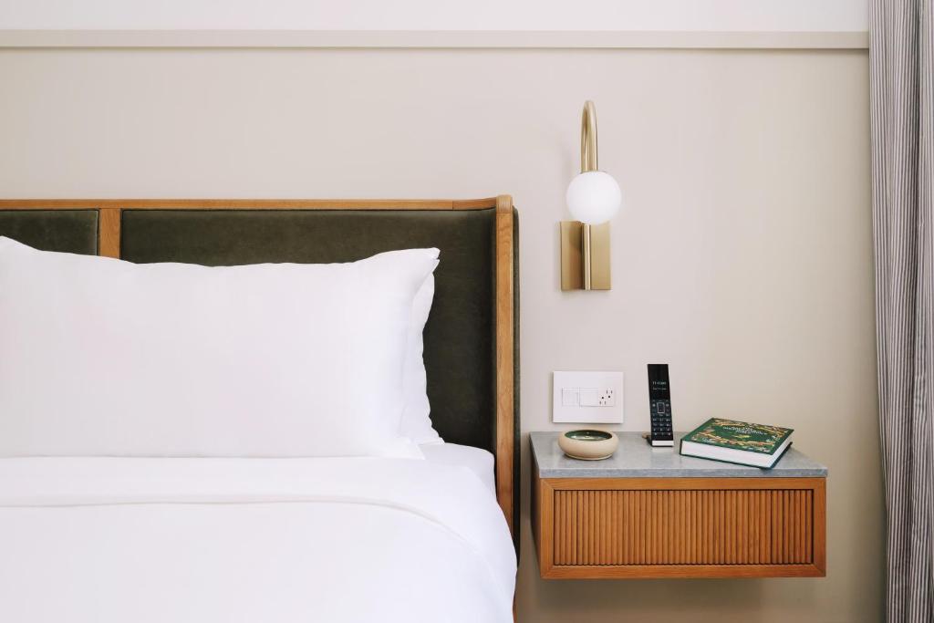 Postel nebo postele na pokoji v ubytování Hotel Heron Old Town Alexandria