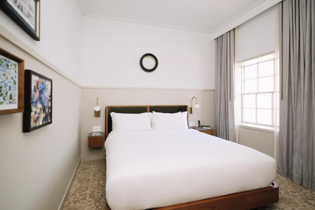 Postel nebo postele na pokoji v ubytování Hotel Heron Old Town Alexandria