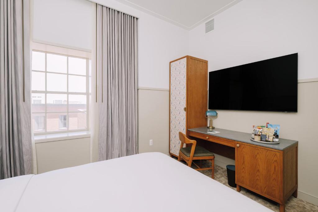 TV a/nebo společenská místnost v ubytování Hotel Heron Old Town Alexandria