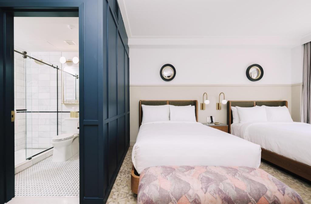 Postel nebo postele na pokoji v ubytování Hotel Heron Old Town Alexandria