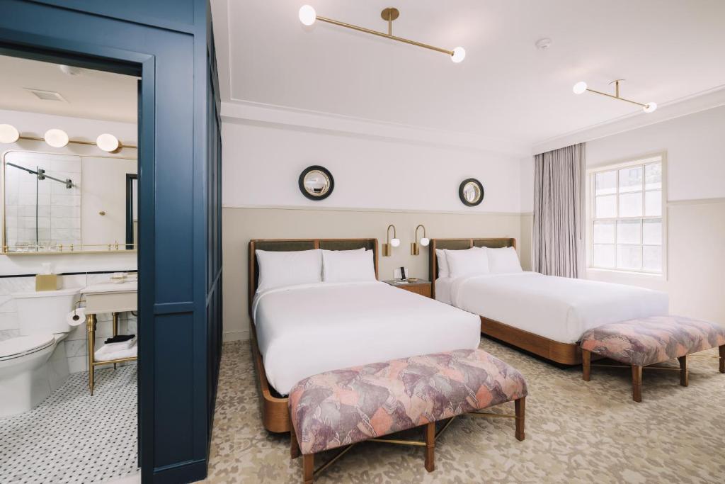 Postel nebo postele na pokoji v ubytování Hotel Heron Old Town Alexandria