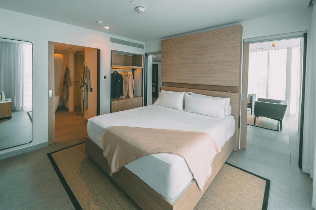 Postel nebo postele na pokoji v ubytování AKEN MIND Mérida Hotel