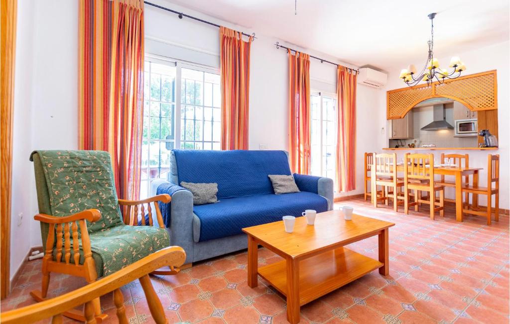 Część wypoczynkowa w obiekcie Cozy Apartment In Alcaucín With Wifi