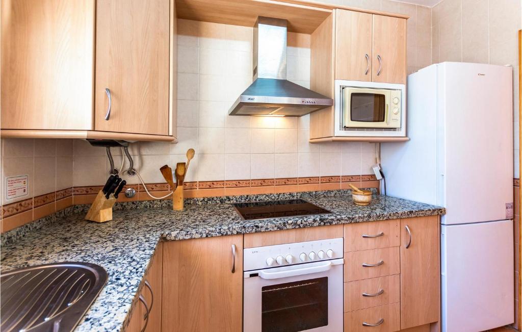 Kuchnia lub aneks kuchenny w obiekcie Cozy Apartment In Alcaucín With Wifi