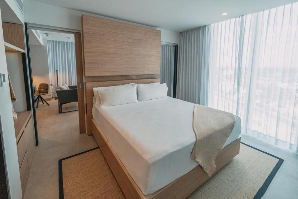 Postel nebo postele na pokoji v ubytování AKEN MIND Mérida Hotel
