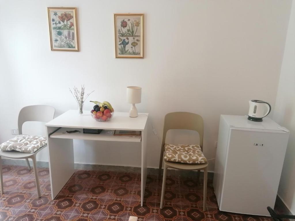 a white table and chairs in a room at B&B Villa Machi in Paola