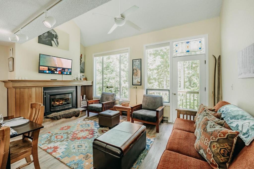 ein Wohnzimmer mit Couch und Kamin in der Unterkunft 82SW - Fireplace - WithD - Kitchen - Sleeps 4 condo in Glacier