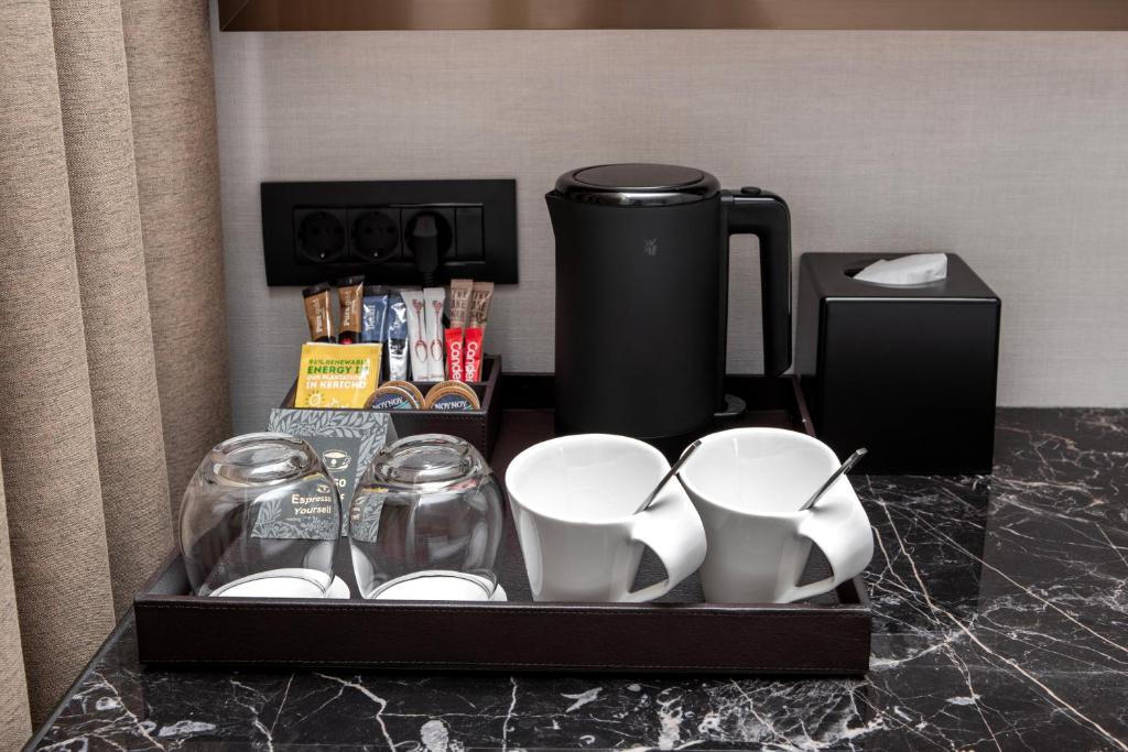 Příslušenství pro přípravu čaje a kávy v ubytování Luwian Athens Boutique Hotel