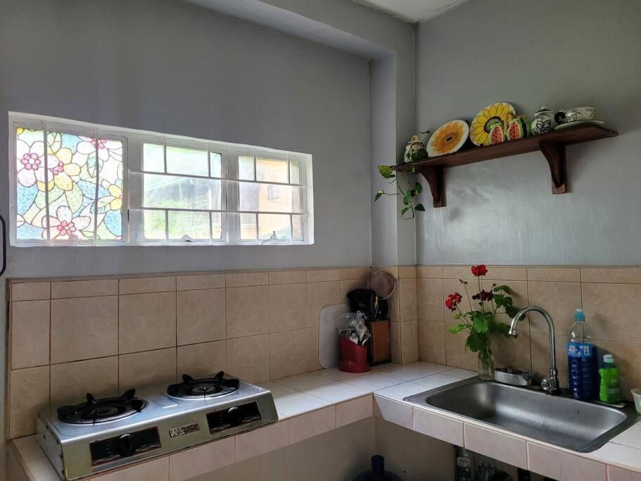 Dapur atau dapur kecil di Cozy Home in Baguio