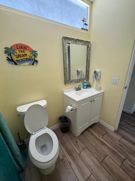 Kupatilo u objektu Unit 125 at Park Place in Cedar Key, FL