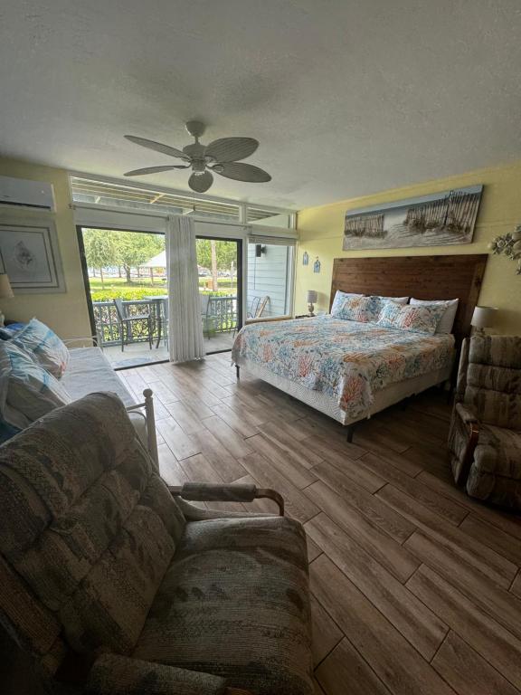 Krevet ili kreveti u jedinici u okviru objekta Unit 125 at Park Place in Cedar Key, FL