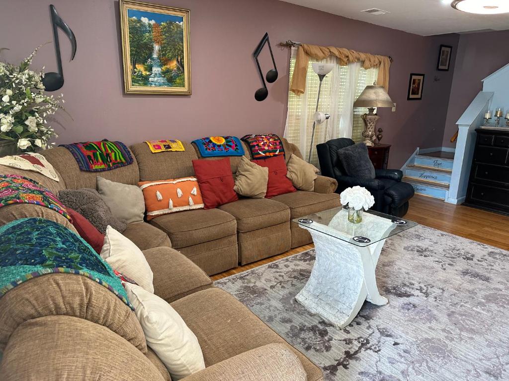 Posezení v ubytování Colorful 3 bedrooms twin home near Center