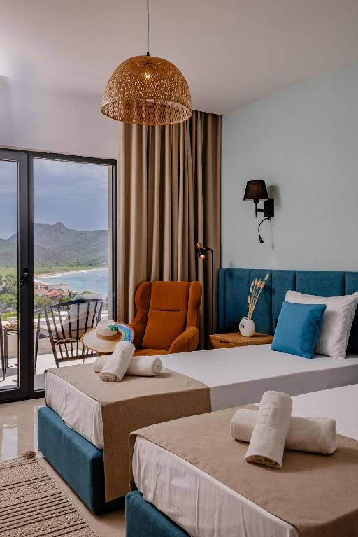 a hotel room with two beds and a balcony at Hotel AQUILO in Petrovac na Moru