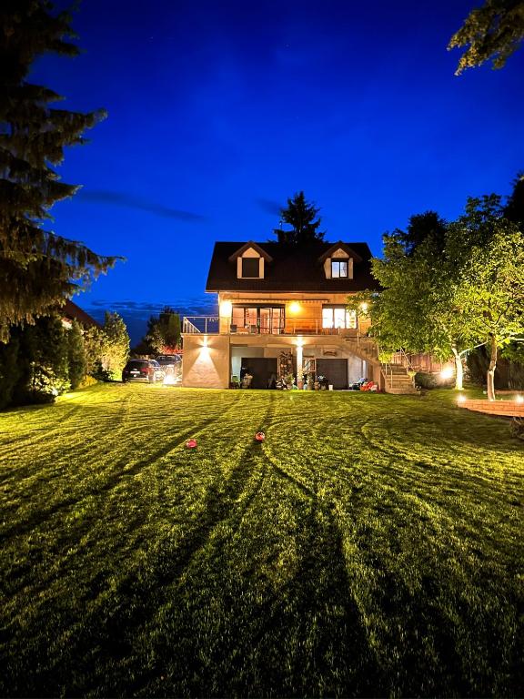 Taman di luar POGO dom nad Narwią - 4 sypialnie, balia, własny pomost, plac zabaw