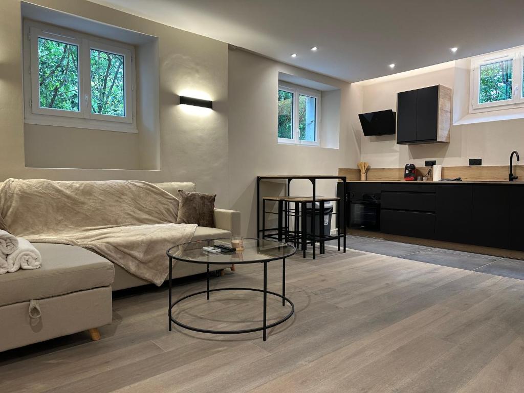 un salon avec un canapé et une table dans l'établissement Appartement Cannes 10mn des plages, à Cannes