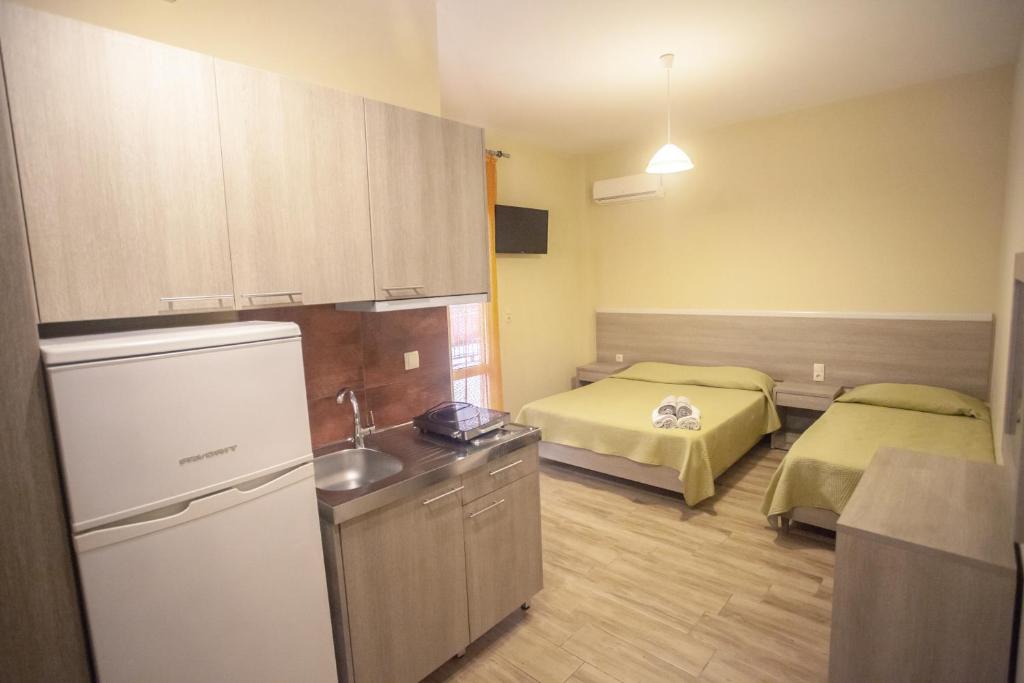 a small kitchen with two beds in a room at Villa Herkules in Olympic Beach