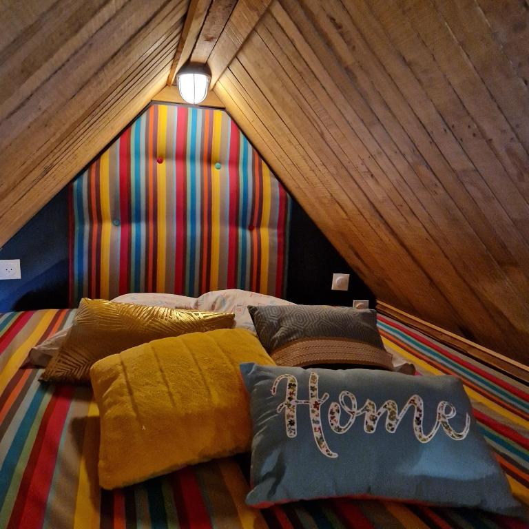 une chambre avec un lit dans un grenier dans l'établissement le perchoir à côté de la mer ,spa, à Cancale