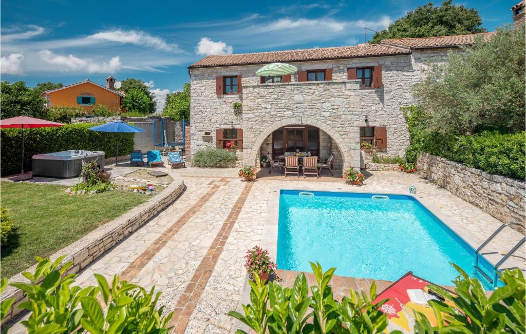 Piscina de la sau aproape de Holiday Home Marasi Croatia
