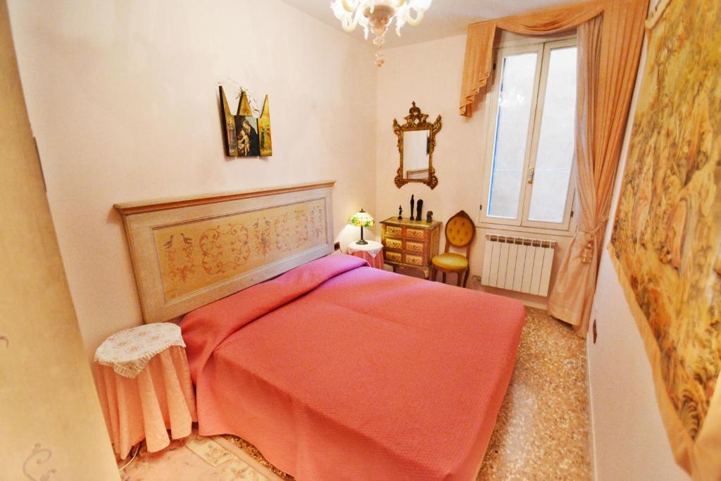 Łóżko lub łóżka w pokoju w obiekcie Ve.N.I.Ce. Cera Casa Del Sol