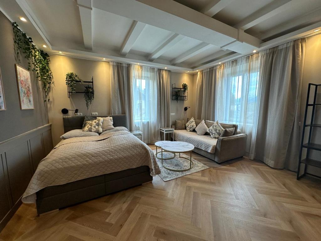 sypialnia z łóżkiem i kanapą w obiekcie Book-A-Room Salzburg Apartment 33 w mieście Salzburg