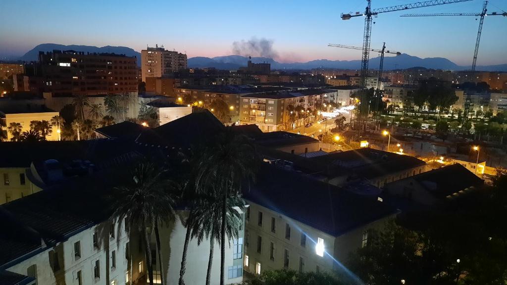 une vue d'une ville la nuit avec des bâtiments dans l'établissement MiaLife, à Alicante