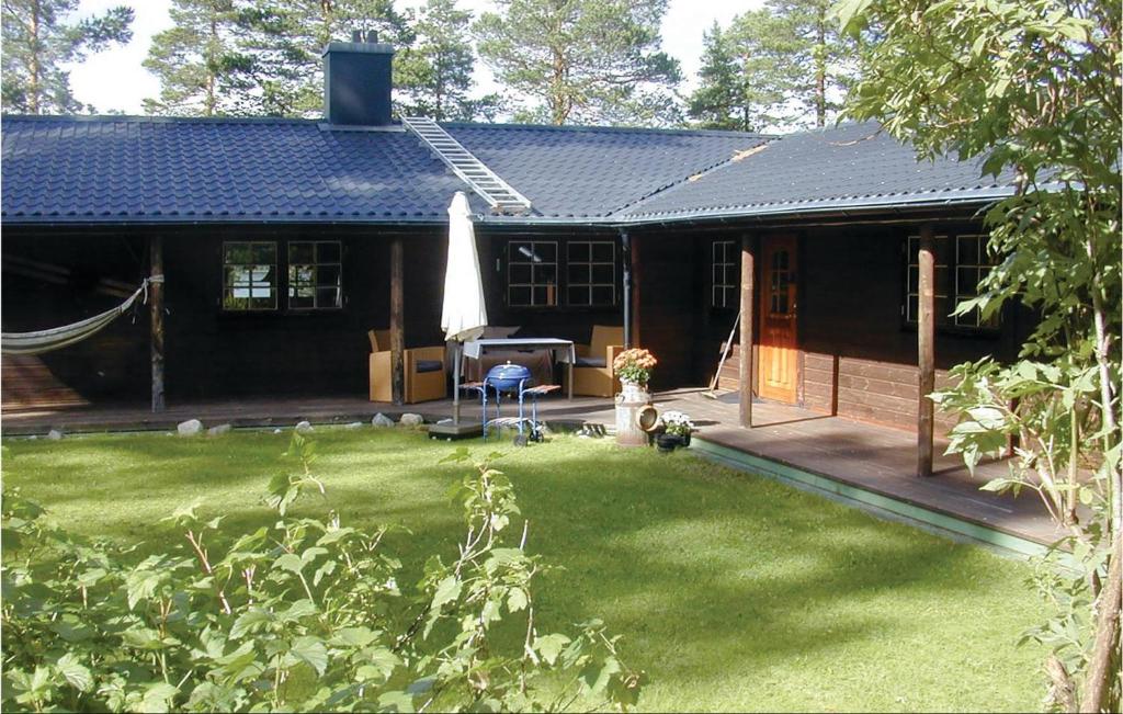 Zahrada ubytování Nice Home In Kälarne With Sauna