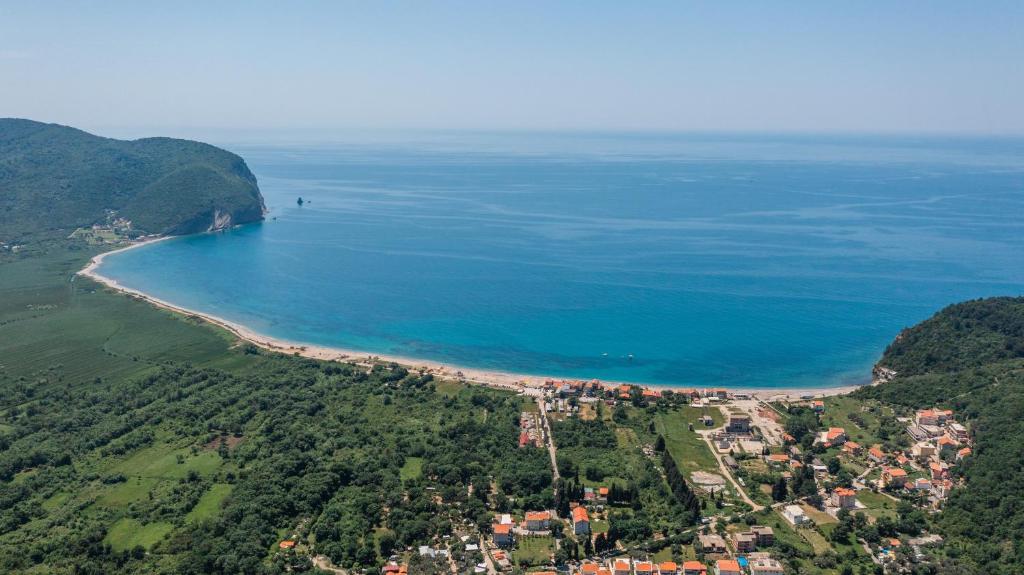 an aerial view of a beach and the ocean at Hotel AQUILO in Petrovac na Moru