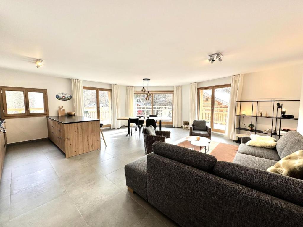 un salon avec un canapé et une table dans l'établissement Résidence Le Solea - Luxueux SAUNA ET SPA-Tout inclus-Classé 4 MAE-2051, à Vars